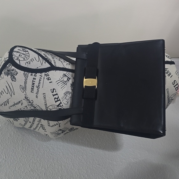 Salvatore Ferragamo Handbags - Salvatore Ferragamo Elegant Vera Bow Black & Gold Shoulder Bag (EUC)(COA)✨️🖤✨️